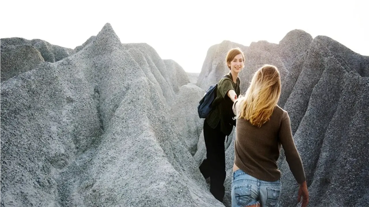 6 أبراج تتراجع وفاؤها والجدعنة في أوقات الأزمات رغم شخصياتها الاجتماعية الجذابة